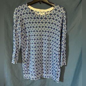 Old Navy Blue and White Patterned top with 3/4 length sleeves.